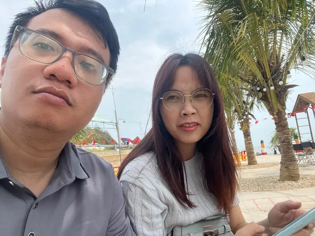 Một lúc ngồi cạnh nhau / A little time beside each other.