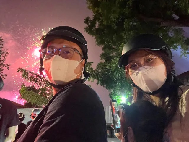 Hai đứa trong một buổi tối có ánh đèn / The two of us on a bright evening.