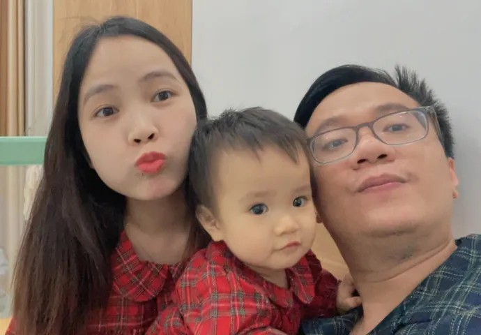 Một tấm ảnh vui của cả nhà / A playful family photograph.