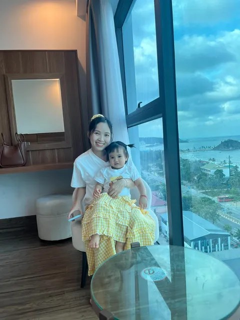 Hai mẹ con bên cửa sổ / Mother and daughter beside the window.