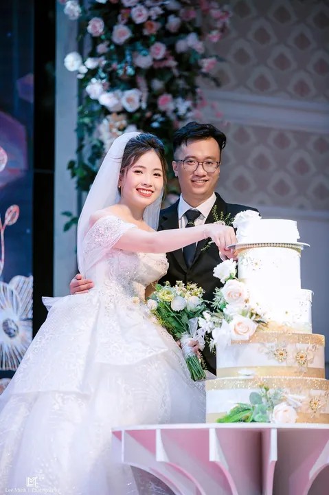 Ngày cưới, hai đứa bên nhau / Together on our wedding day.