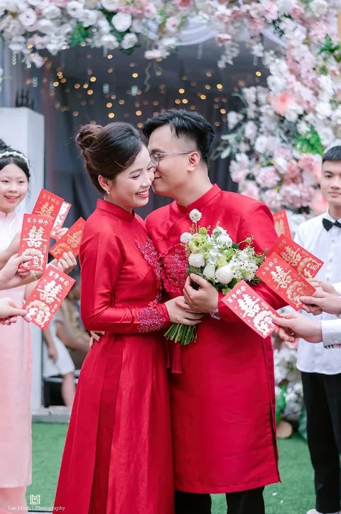 Một tấm ảnh cưới của chúng mình / One of our wedding photographs.