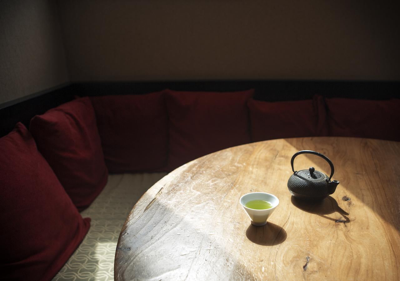 Tea after sitting, without a screen beside the cup.