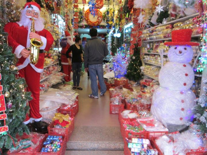 Hanoi in December: Weather, Christmas, New Year's Eve and What to Pack